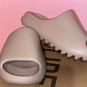 Yeezy slides , Size 4y , Gently worn , Asking for 190$